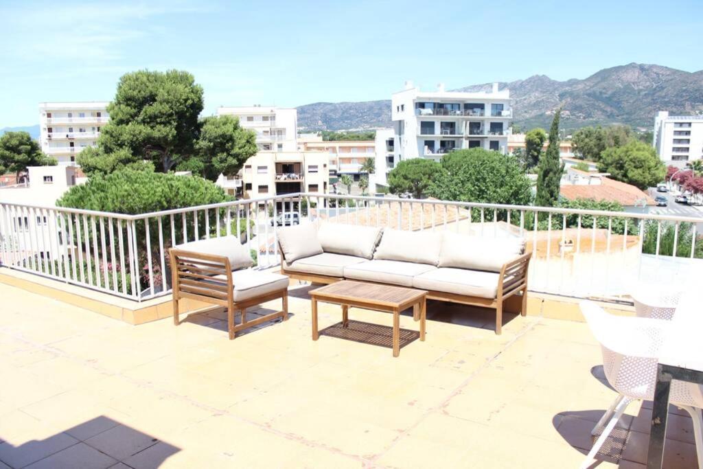 Beautiful Loft, Huge Sunny Terrace, View Over The Beach And Sea Rosas Exterior foto